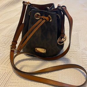 Crossbody Michael Kors drawstring bucket bag